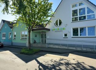 Foto der Frontansicht der Kita Blumenwiese