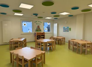 Mensa mit fünf Gruppentischen