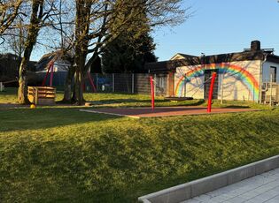 Außengelände mit Blick auf die Spielwiese