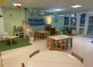Gruppenraum der Hummelgruppe mit Sitz- und Spielmöglichkeiten