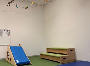 Gruppenraum der Grashüpfergruppe mit Matten und Sportgeräten
