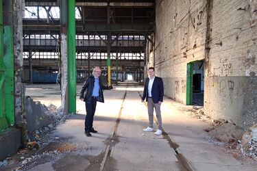 Stadtbürgermeister Benjamin Geldsetzer gemeinsam mit seinem ehemaligen Dozenten Dr. Thomas Bartolosch in den historischen Hallen des EAW