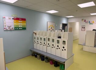 Flur mit Spinden der Kinder