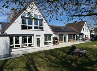 Foto von Rückseite des Gebäudes der Kindertagesstätte Blumenwiese