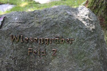 Ein Wegstein auf dem Betzdorfer Friedhof mit der Aufschrift Wiesengräber Feld 2