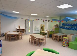 Gruppenraum der Hummelgruppe mit Sitz- und Spielmöglichkeiten