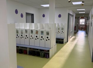 Flur mit Spinden der Kinder