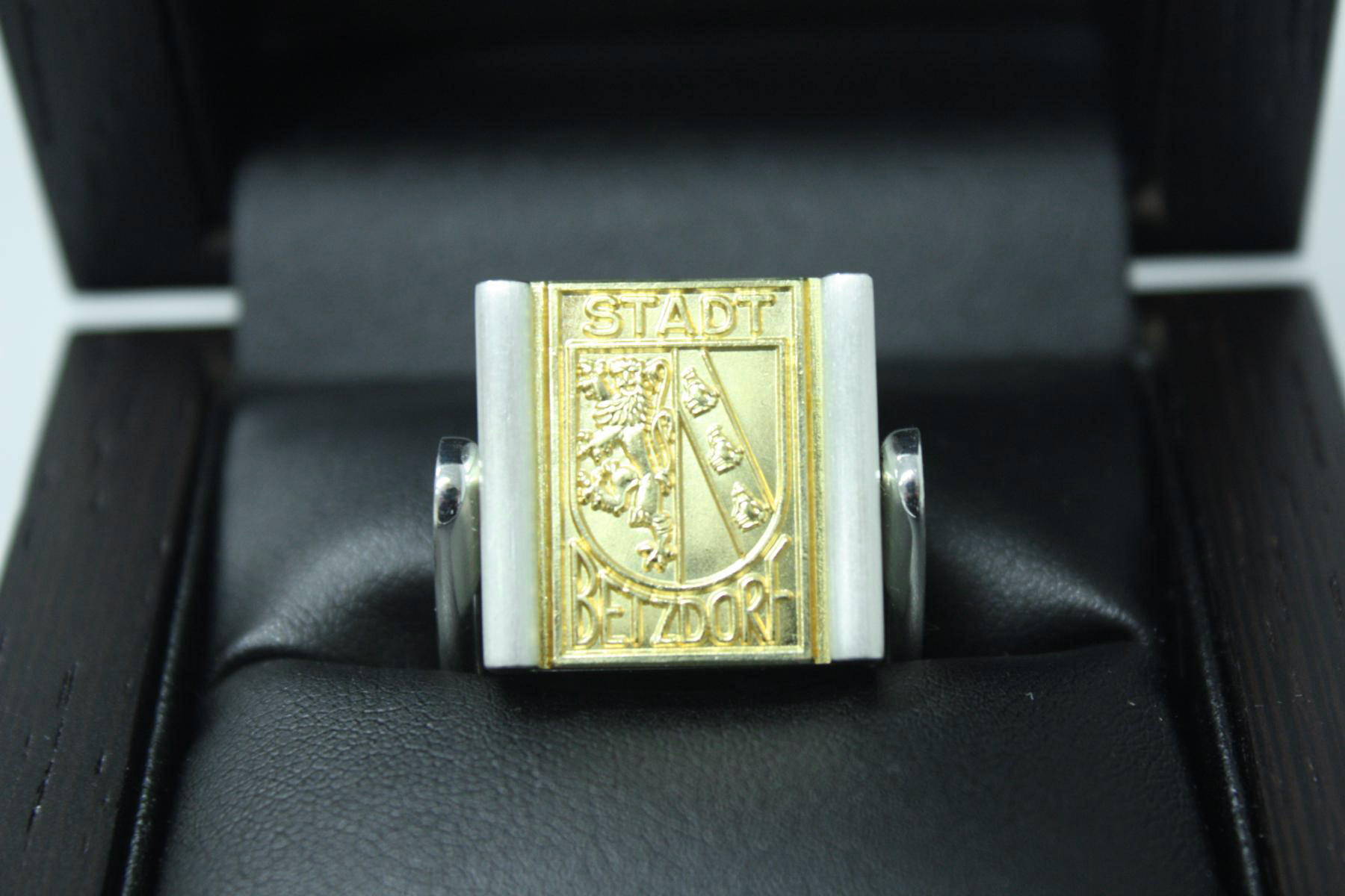 Nahaufname des Betzdorfer Ehrenrings in einer Schatulle